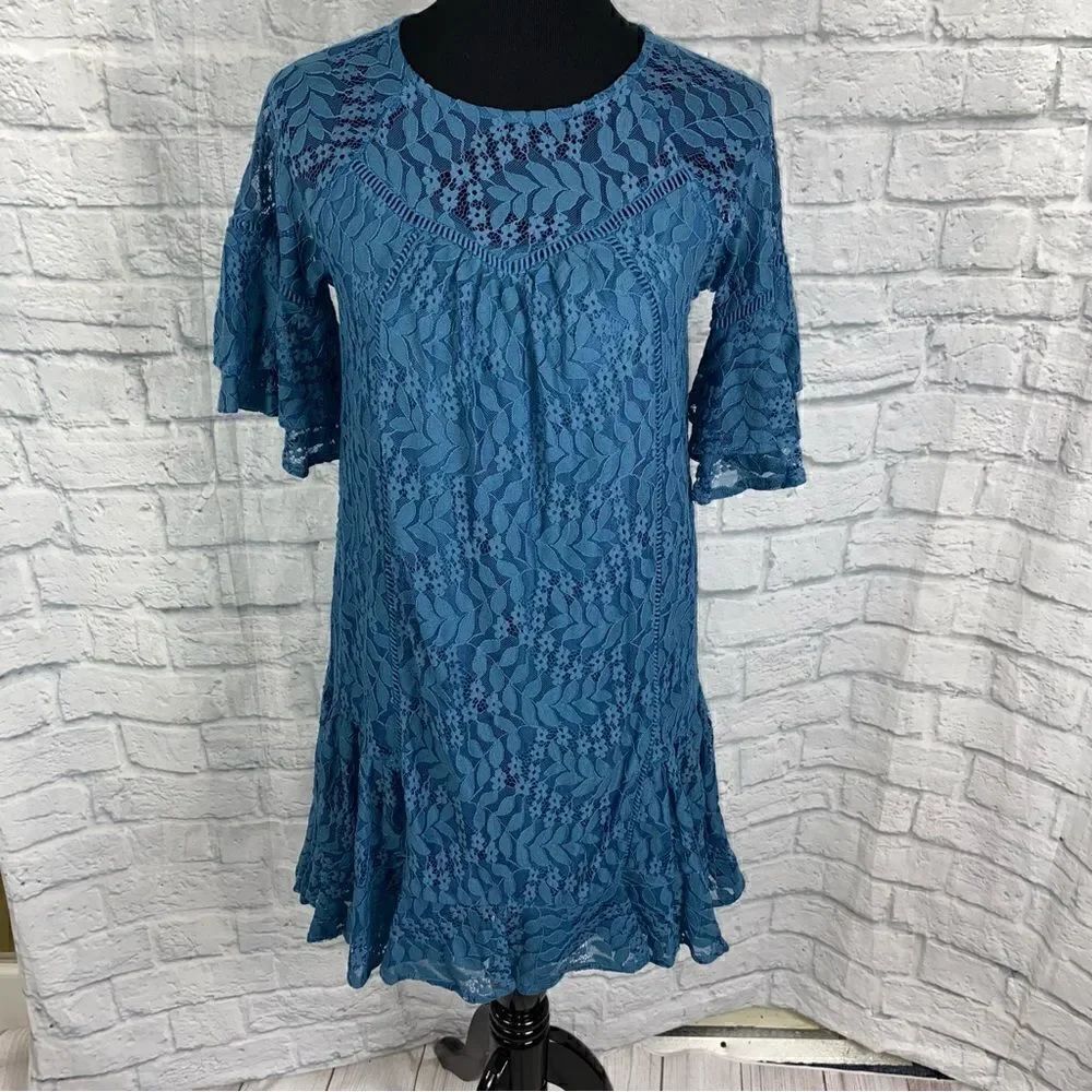Francescas shift dress w/lace & bell ruffle sleeve & ruffle bottom blue size XXS